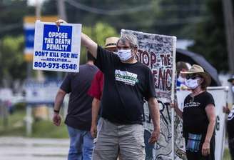 Protesto contra pena de morte em frente ao cárcere de Terre Haute, Indiana
