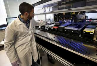 Funcionário trablaha em laboratório da farmacêutica Regeneron. 24/3/2015. REUTERS/Mike Segar