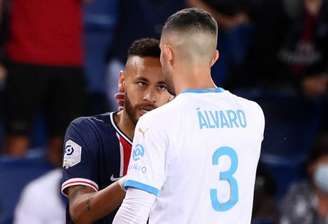 Momento da discussão entre Neymar e Álvaro Gonzalez (Foto: AFP)