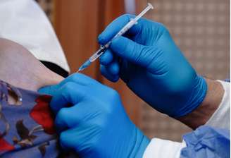 Morador de casa de repouso em Berlim recebe vacina da Pfizer/BioNTech contra Covid-19
27/12/2020
Kay Nietfeld/Pool via Reuters