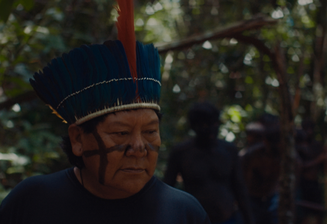 O escritor, xamã e líder político Davi Kopenawa Yanomami busca proteger as tradições de sua comunidade 