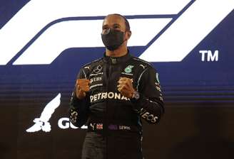 Lewis Hamilton comemora no pódio após vencer o Grande Prêmio do Barein de Fórmula 1
28/03/2021 Pool via REUTERS/Lars Baron