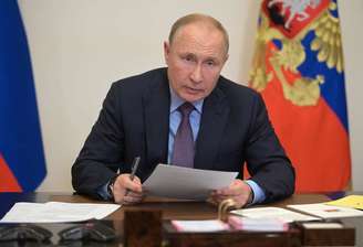 Putin, que está isolado, votou de maneira remota nesta sexta