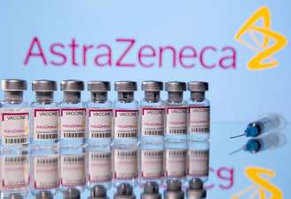 Frascos rotulados como de vacina contra Covid-19 em frente ao logo da AstraZeneca em foto de ilustração
14/03/2021 REUTERS/Dado Ruvic