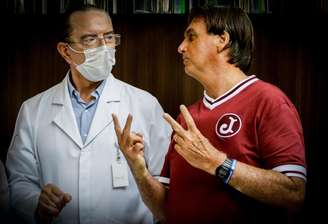 Coletiva de imprensa de Jair Bolsonaro e equipe médica após alta hospitalar 