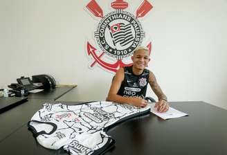 Adson assinou neste sábado a renovação de seu contrato com o Corinthians Rodrigo Coca Ag. Corinthians