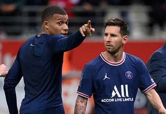 Messi e Mbappé em campo pelo PSG (Foto: DENIS CHARLET / AFP)