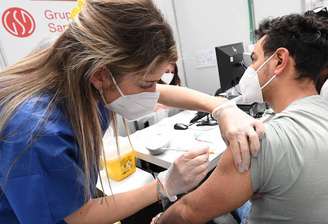 Vacinação contra Covid-19 em Milão, norte da Itália