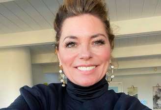 A estrela do sucesso 'You're Still The One' não tem mais medo de se olhar no espelho e abraçar seu "eu" natural