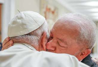 Lula abraça o papa Francisco na chegada ao Vaticano