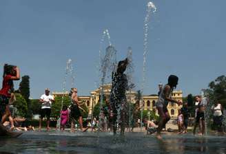 Pessoas aproveitaram o calor deste final de semana para se refrescaram no Parque do Ipiranga.