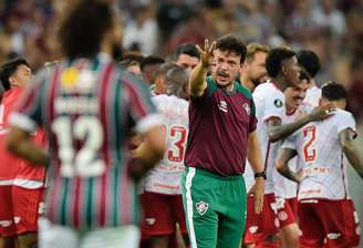 Diniz orienta Marcelo após gol do Internacional