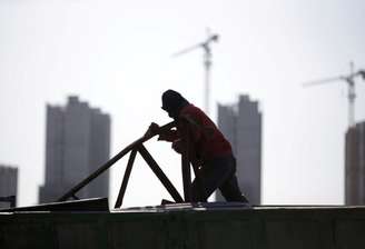 Trabajador cerca del sitio de construcción en Beijing 16/12/2017.  REUTERS/Jason Lee/foto de archivo