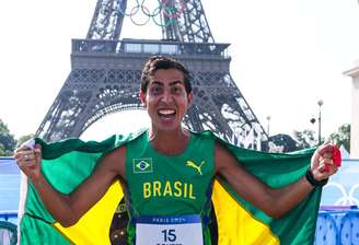 Caio Bonfim conquista a prata com a Torre Eiffel ao fundo