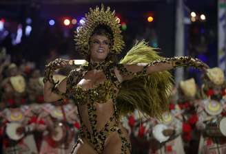 Paolla Oliveira durante desfile do carnaval de 2024, pela Grande Rio