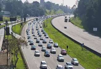 Rodovia dos Imigrantes no trecho de Planalto nesta manhã de Sexta-feira Santa, 18.