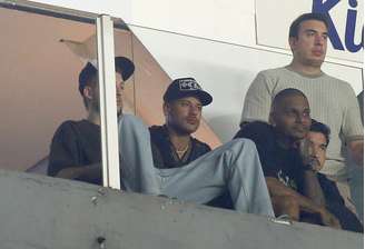 Neymar assiste ao jogo do Santos
