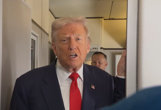 A bordo do avião presidencial Air Force One, Donald Trump, presidente dos EUA, negou considerar ataques contra a Venezuela