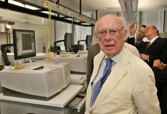 James Watson, co-descobridor da dupla hélice do DNA, em laboratório de sequenciamento genético nos EUA em maio de 2007.
REUTERS/Richard Carson