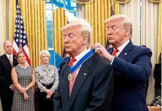 O presidente Trump dando uma medalha para si mesmo foi uma das publicações com maior repercussão sobre o prêmio da Fifa