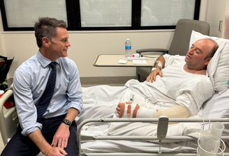 Homem que desarmou um dos atiradores do atentado na praia em Sydney, na Austrália, aparece em 1ª foto no hospital