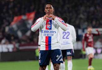 Endrick fez três gols na vitória do Lyon sobre o Metz.