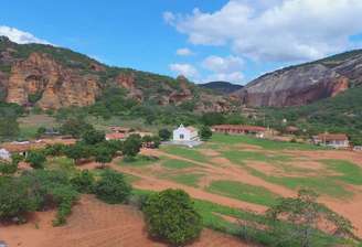 Conheça a Serra da Capivara: trilhas, sítios arqueológicos e pinturas rupestres em um dos destinos mais impressionantes do Brasil.