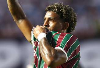 John Kennedy jogador do Fluminense comemora seu gol durante partida contra o Santos no estádio Vila Belmiro pelo campeonato Brasileiro A 2026.