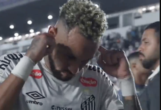 Neymar levou as mãos aos ouvidos na saída de campo