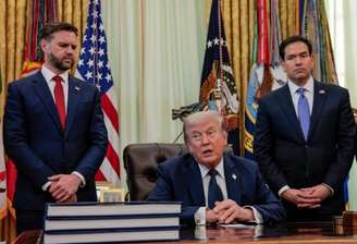 Presidente Trump sentado na cadeira no Salão Oval ao lado do vice-presidente JD Vance e do secretário de Estado, Marco Rubio