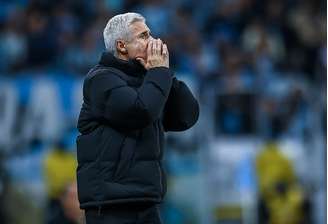 Luís Castro durante a partida que terminou com a vitória de virada do Grêmio –