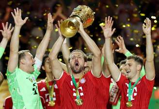 Harry Kane, do Bayern de Munique, ergue o troféu da Copa da Alemanha