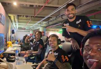 Jogadores da Seleção Brasileira em 'lan house' no hotel