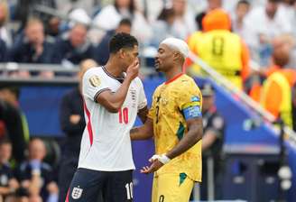 Jude Bellingham foi flagrado cobrindo a boca enquanto conversava com o ganês Jordan Ayew