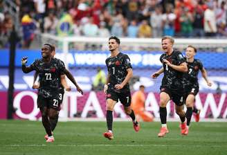  Stephen Eustaquio na comemoração do gol do Canadá após finalização com o pé direito de fora da área