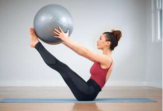 A bola de pilates pode transformar treinos simples em exercícios completos para o corpo