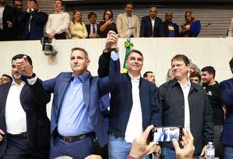 O candidato ao Senado, Guilherme Derrite, ao lado do pré-candidato a presidente Flávio Bolsonaro e do governador Tarcísio de Freitas