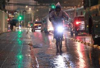 Cidade de São Paulo registrou chuva forte na manhã deste sábado, 15
