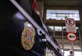 Brasão da Polícia Civil do Estado de São Paulo na porta de viatura da instituição. Filho de policial morreu baleado durante tentativa de roubo na Zona Norte da capital neste domingo, 16.