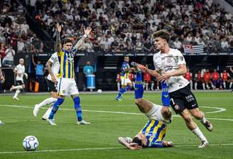 Breno Bidon derruba Di Maria em Corinthians x Rosario Central, pela Libertadores