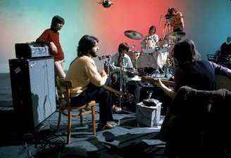 Glyn Johns, de pé (à esquerda), durante as gravações de 'Let It Be', dos Beatles