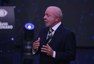 Após ataques, Flávio fala para Lula se aproximar, mas presidente rebate: 'Quero distância de miliciano'