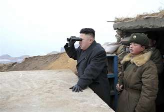 Líder norte-coreano, Kim Jong-un, usa par de binóculos para olhar em direção à Coreia do Sul, durante visita a instalações militares próximas da fronteira com o Sul. A Coreia do Norte cortou uma linha direta da Cruz Vermelha com a Coreia do Sul, em mais um acirramento da guerra de palavras contra o Sul e os EUA, em resposta a um exercício militar no Sul e às sanções da ONU impostas por seu recente teste nuclear. 07/03/2013