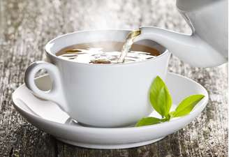 <p>Especialistas indicam consumir quatro xícaras de chá verde por dia</p><p> </p>