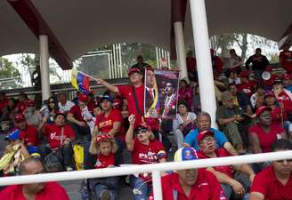 <p>Centenas de pessoas se preparam para acompanhar o cortejo fúnebre que levará o caixão de Hugo Chávez</p>