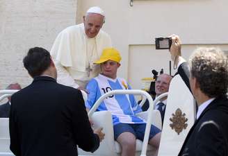<p>Na última quarta, o papa Francisco deixou um menino fã do jogar Messi subir a bordo do Papamóvel</p>