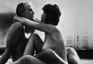 Marlon Brando e Maria Schneider - em O Último Tango em Paris, a cena em que Marlon Brando e Maria Schneider joga a jovem de 19 anos no chão e usa manteiga como lubrificante foi chamada de "brutal e misógena". Schneider afirmou em entrevista que se sentiu "violentada" por Brando e o diretor Bernardo Bertolucci