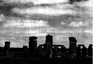 <p>Imagem de arquivo mostra o que seria um óvni sobre Stonehenge</p>