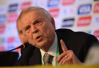 <b>Rodada dupla - </b>A CBF inovou em sua escala de árbitros do   último final de semana de  julho e mandou o árbitro Flávio Henrique   Coutinho Teixeira, de Minas Gerais, estar em dois lugares ao mesmo   tempo. Apareceu na escala para uma partida de sábado às 16h (Araxá x   Resende) e, uma hora depois, teria que estar em São Paulo para ser o   árbitro principal de Botafogo-SP x J. Malucelli