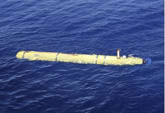 <p>Submarino autônomo que trabalha nas buscas pelo Boeing da Malysia Airlines no Oceano Índico se prepara para descer às profundezas, na terça-feira, 17 de abril</p>